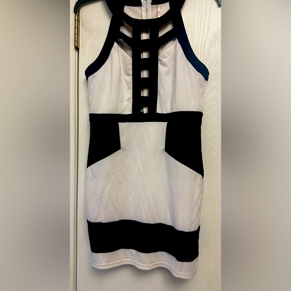 NWT Chic Black and White Sleeveless Dress